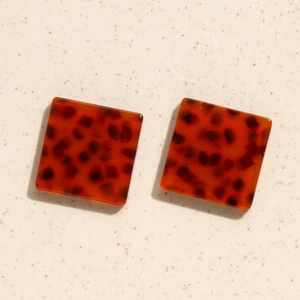 Vista macro di materiale in resina acetata tartarugata quadrata per gioielli fai-da-te fatti a mano