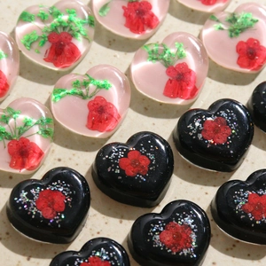 Détails de charms en résine en forme de cœur avec fleurs séchées pour bijoux DIY