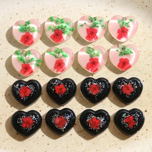 Aperçu plat de charmes en résine en forme de cœur avec fleurs séchées et paillettes pour DIY