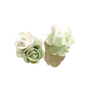 Boucles d'oreilles roses 3D en céramique vert et blanc avec tiges dorées