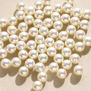 Macro-opname van 10mm iriserende imitatieparels met gaten voor DIY-sieraden maken
