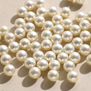 Macro-opname van 10mm iriserende imitatieparels met boorgaten voor DIY-sieraden maken