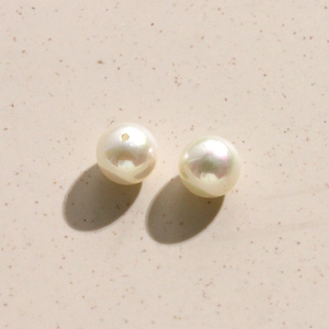Detail van 10mm iriserende parels met voorgeboorde gaten voor DIY sieraden maken