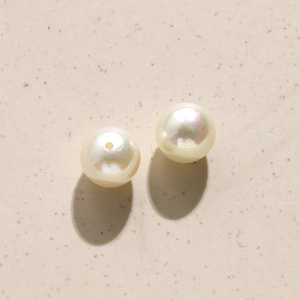 Detailopname van 10mm iriserende parels met geboorde gaten voor DIY-sieraden maken