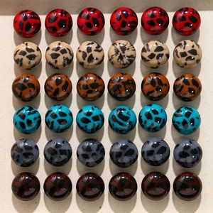 Bovenaanzicht van 20mm hars cabochons met dierenprint in zes diverse vintage kleuren