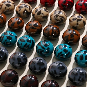 Macro-opname van 20mm ronde harskralen met luipaardprint voor het maken van DIY-sieraden