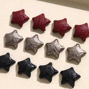 Stervormige kunstleren knopen in rood, zilver en zwart voor DIY tassen en modeaccessoires