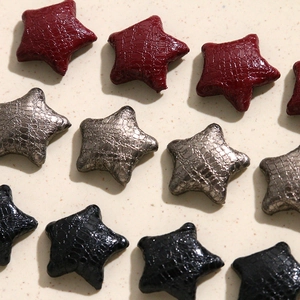 Detailweergave van leervormige sterpatches met krokodillenreliëf en vulling voor DIY-werk