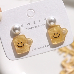 Creatieve gele marmerhars koffiekop oorbellen met smiley en imitatieparels