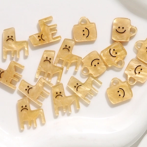 Handgemaakte DIY-harsaccessoires met gele stoel en mok met smiley-gezichtsprints