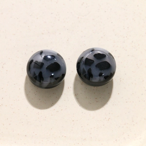 Macro-opname van 20mm retro luipaardprint hars studs met gladde grijze oppervlakte