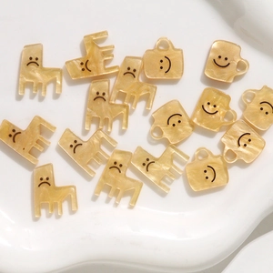 Macro-opname van gele hars bedeltjes met marmertextuur en smileys op een keramisch bord
