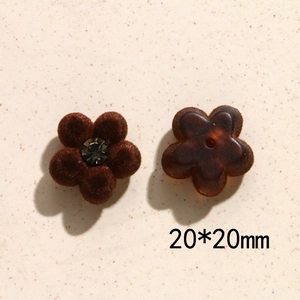 Macro detail van 20mm melkthee fluwelen bloemen en hars kralen voor DIY sieraden