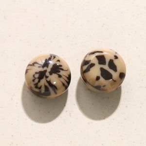 Close-up van 20mm dikke luipaardprint hars cabochons voor het maken van DIY-sieraden