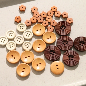 Vista macro de botones de madera variados en formas de flores y rondas para joyería DIY