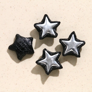 Macro-opname van stervormige bedeltjes met slangenprint voor DIY-sieraden en tasaccessoires
