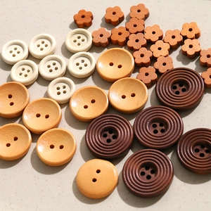 Detalle de varios botones de madera redondos y de flores para joyería DIY y costura