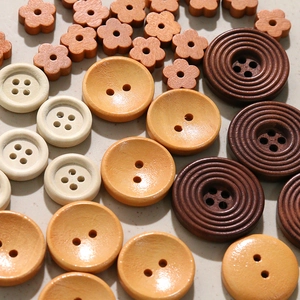 Primer plano de botones de madera mixtos en varios tamaños para la creación de joyas DIY