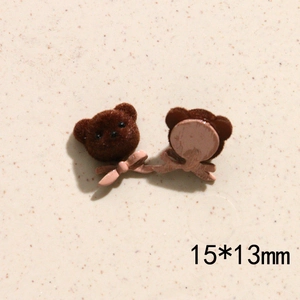 Detail van 15x13mm fluwelen beer DIY-accessoire met strik, voorzijde en platte achterkant