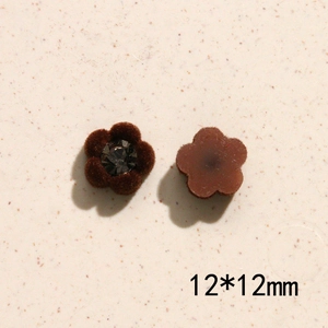 Detail van 12x12mm bruine fluwelen bloembedel met strassteen voor DIY-sieraden