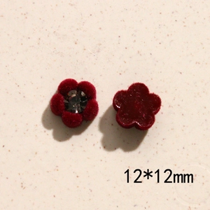 Detail voor- en achterkant van 12mm rode geflokte bloem DIY bedeltje met strass