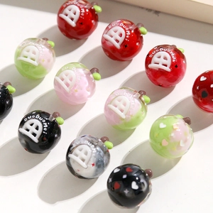 Détail macro de perles de résine en forme de pomme pour bijoux DIY avec finition brillante