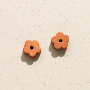Macro de botones de flores de madera natural con dos agujeros para joyas de bricolaje