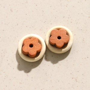 Primer plano de botones de madera redondos hechos a mano con patrones de flores beige y café