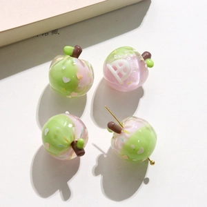 Vue détaillée de quatre breloques pomme en résine 3D avec dégradé rose et vert pour bijoux