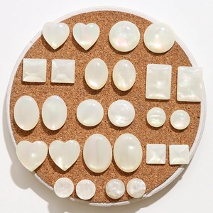 Cabochon assortiti in resina perlata bianca a forma di cuore e ovale per gioielli