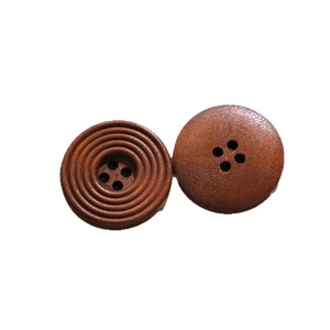 Botones redondos de madera marrón con cuatro agujeros y grabado concéntrico para DIY