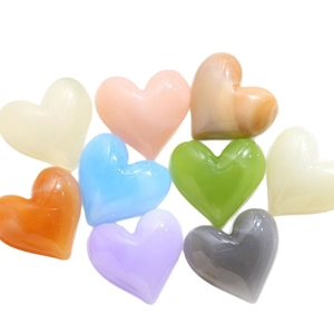 Set di accessori colorati in resina acrilica a forma di cuore con finitura lucida