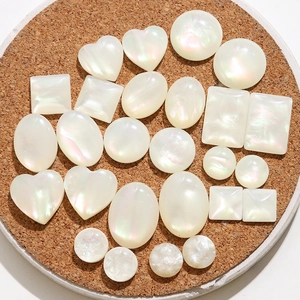 Dettaglio di cabochon in resina bianca cangiante a forma di cuore e ovale per DIY