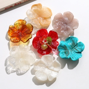 Vue détaillée des pétales de fleurs en résine vintage avec textures et perles centrales