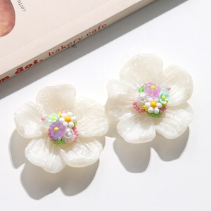 Détail de fleur en résine nacrée avec perles colorées pour accessoires de coiffure DIY