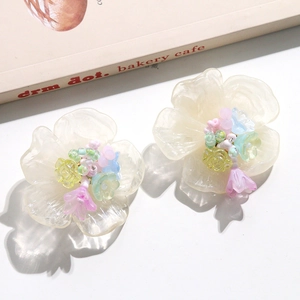 Boucles d'oreilles fleurs vintage en résine avec perles colorées de style français