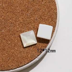 Dettaglio di ciondoli quadrati 12x12mm in madreperla e resina per creazione gioielli fai-da-te