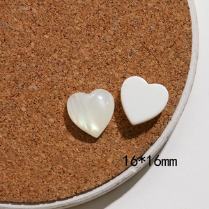 Dettaglio di ciondoli a cuore in resina 16mm con finitura in madreperla su sughero