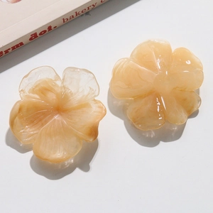 Détails macro de fleurs en résine crème avec texture marbrée pour accessoires de bijoux