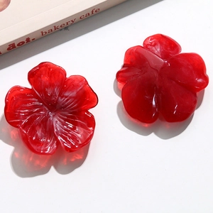 Gros plan détaillé de fleurs en résine rouge brillant pour accessoires de cheveux DIY