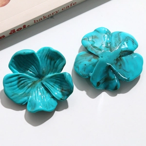 Détail d'accessoires fleur en résine marbrée bleue de style vintage avec pétales en 3D