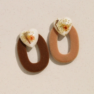 Détail de clous en résine florale en cœur avec boucles d'oreilles ovales floquées café