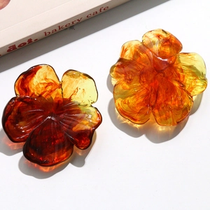 Détails d'accessoires de fleurs en résine ambrée avec texture marbrée et finition