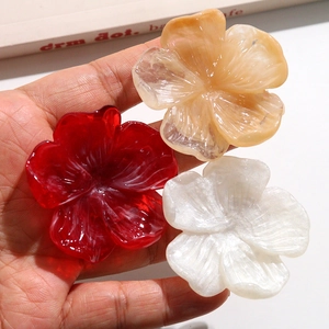 Détail macro de grandes fleurs vintage en résine pour pinces à cheveux et bijoux DIY