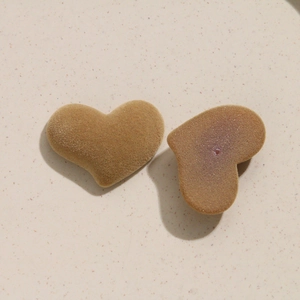 Vue macro de breloques de boucles d'oreilles en forme de cœur floqué kaki effet velours