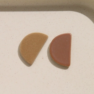 Détail de breloques demi-cercles pour bijoux DIY en textures floquées et brillantes