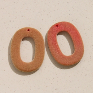 Vue détaillée de breloques ovales évidées en velours avec trous pour boucles d'oreilles DIY