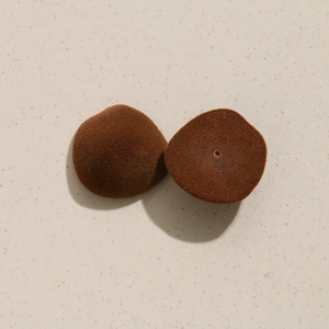 Vue macro des composants de boucles d'oreilles demi-sphère floqués marron foncé
