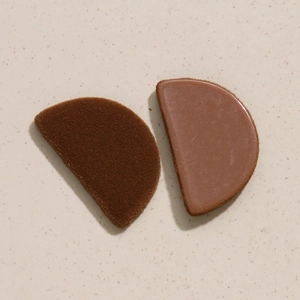 Détail de pièces d'oreilles ovales floquées marron avec revers lisse marron clair