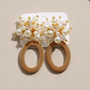 Boucles d'oreilles ovales floquées marron avec perles et tiges en argent 925